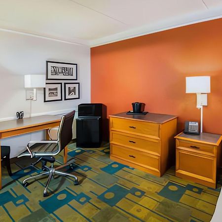 La Quinta Inn By Wyndham Colorado Springs Garden Of The Gods Exterior photo