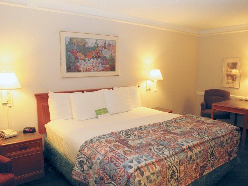 La Quinta Inn By Wyndham Colorado Springs Garden Of The Gods Room photo