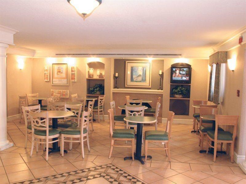 La Quinta Inn By Wyndham Colorado Springs Garden Of The Gods Restaurant photo
